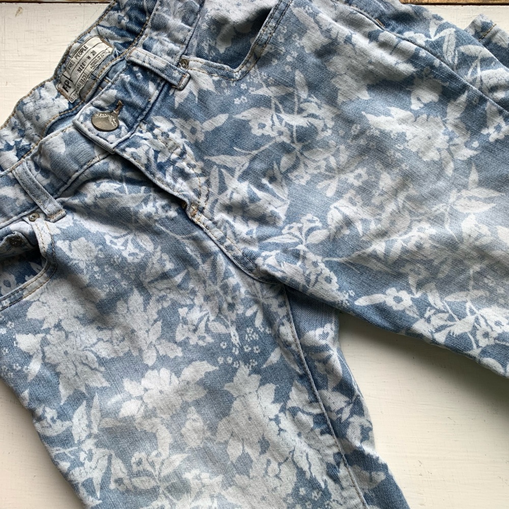 FREE PEOPLE Floral Hawaiian Print Blue and White Ankle Jeans - Picture 4 of 9